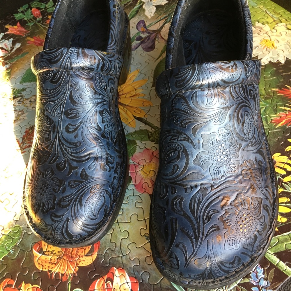 B.O.C. women’s Peggy clog in  navy tooled